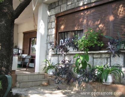 House LAV APARTMENTS, private accommodation in city Sutomore, Montenegro