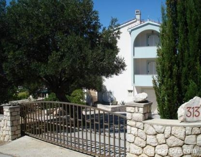 Apartments Jakisnica, private accommodation in city Novalja, Croatia - Pogled sa ulice