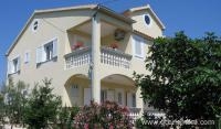 Apartmaji & # 34; Đuzelovi dvori & # 34;, zasebne nastanitve v mestu Vodice, Hrvaška