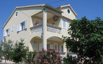 Apartments „Đuzelovi dvori“, Privatunterkunft im Ort Vodice, Kroatien