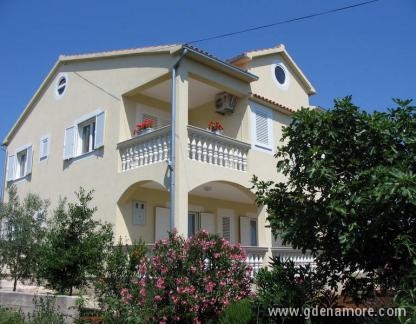 Apartments &bdquo;Đuzelovi dvori&ldquo;, Privatunterkunft im Ort Vodice, Kroatien