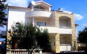 Apartments Kutenat - Murter, private accommodation in city Murter, Croatia