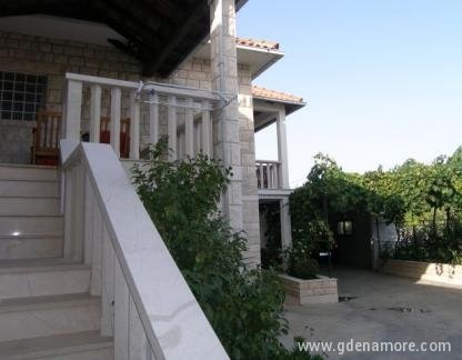 Apartments Slavka and Luka, private accommodation in city Brač Sumartin, Croatia - apartmani 1i 2