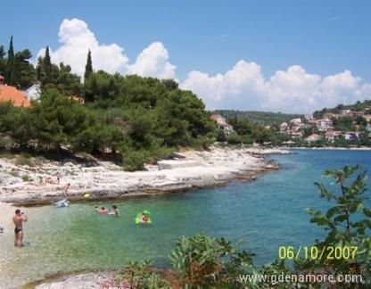 Apartmants Juretic, Trogir, Ciovo, a 50 m dalla spiaggia sulla foto, alloggi privati a Čiovo, Croazia - Plaža 50 m od apartmana