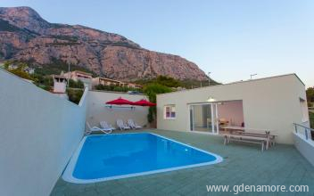 &Pi;&omicron;&lambda;&upsilon;&tau;&epsilon;&lambda;ή&sigmaf; &epsilon;&xi;&omicron;&chi;&iota;&kappa;ή &kappa;&alpha;&tau;&omicron;&iota;&kappa;ί&alpha; Clarissa, &epsilon;&nu;&omicron;&iota;&kappa;&iota;&alpha;&zeta;ό&mu;&epsilon;&nu;&alpha; &delta;&omega;&mu;ά&tau;&iota;&alpha; &sigma;&tau;&omicron; &mu;έ&rho;&omicron;&sigmaf; Makarska, Croatia