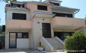 Villa "Iva", Apartments 1. Reihe zum Meer, Privatunterkunft im Ort Trogir, Kroatien