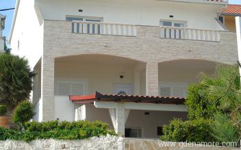 &Delta;&iota;&alpha;&mu;&epsilon;&rho;ί&sigma;&mu;&alpha;&tau;&alpha; Meri, Ciovo, 1 &sigma;&epsilon;&iota;&rho;ά &sigma;&tau;&eta; &theta;ά&lambda;&alpha;&sigma;&sigma;&alpha;, &epsilon;&nu;&omicron;&iota;&kappa;&iota;&alpha;&zeta;ό&mu;&epsilon;&nu;&alpha; &delta;&omega;&mu;ά&tau;&iota;&alpha; &sigma;&tau;&omicron; &mu;έ&rho;&omicron;&sigmaf; Čiovo, Croatia