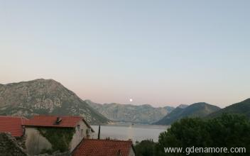 Lemon House, &epsilon;&nu;&omicron;&iota;&kappa;&iota;&alpha;&zeta;ό&mu;&epsilon;&nu;&alpha; &delta;&omega;&mu;ά&tau;&iota;&alpha; &sigma;&tau;&omicron; &mu;έ&rho;&omicron;&sigmaf; Morinj, Montenegro