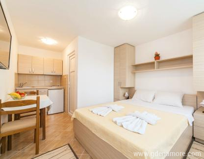 WOHNUNGEN HANAKA, STUDIO 2, Privatunterkunft im Ort Pržno, Montenegro - 01