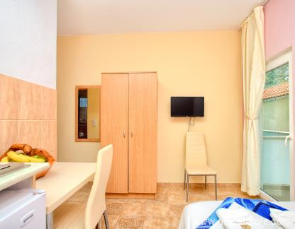 Appartamenti Mazarak, Apartman 6, alloggi privati a Budva, Montenegro - 6