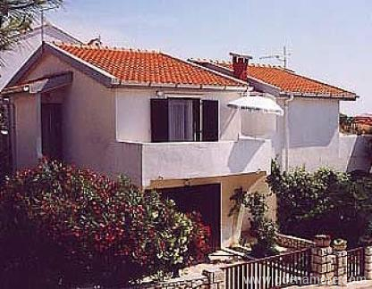 WOHNUNGEN TONI, Privatunterkunft im Ort Pag Mandre, Kroatien - kuća