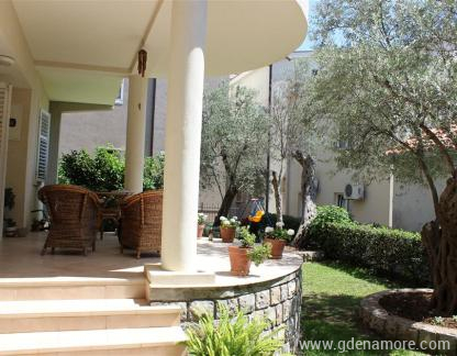 Apartmani Srzentic, privatni sme&scaron;taj u mestu Petrovac, Crna Gora - Terasica u dvoristu