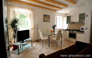 &Mu;&alpha;&delta;&rho;ί&tau;&eta;, &epsilon;&nu;&omicron;&iota;&kappa;&iota;&alpha;&zeta;ό&mu;&epsilon;&nu;&alpha; &delta;&omega;&mu;ά&tau;&iota;&alpha; &sigma;&tau;&omicron; &mu;έ&rho;&omicron;&sigmaf; Dubrovnik, Croatia