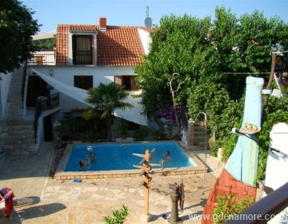 Appartamenti Dvor Maraca, alloggi privati a Tisno, Croazia - dvor maraca